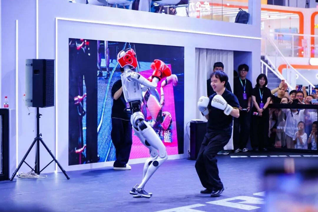 从工厂到家庭，人形机器人为什么必须倒着走